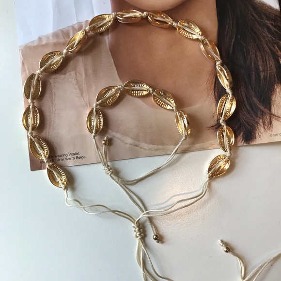 seashell with Gold color necklace chocker must go✅ - Picture 6 of 6